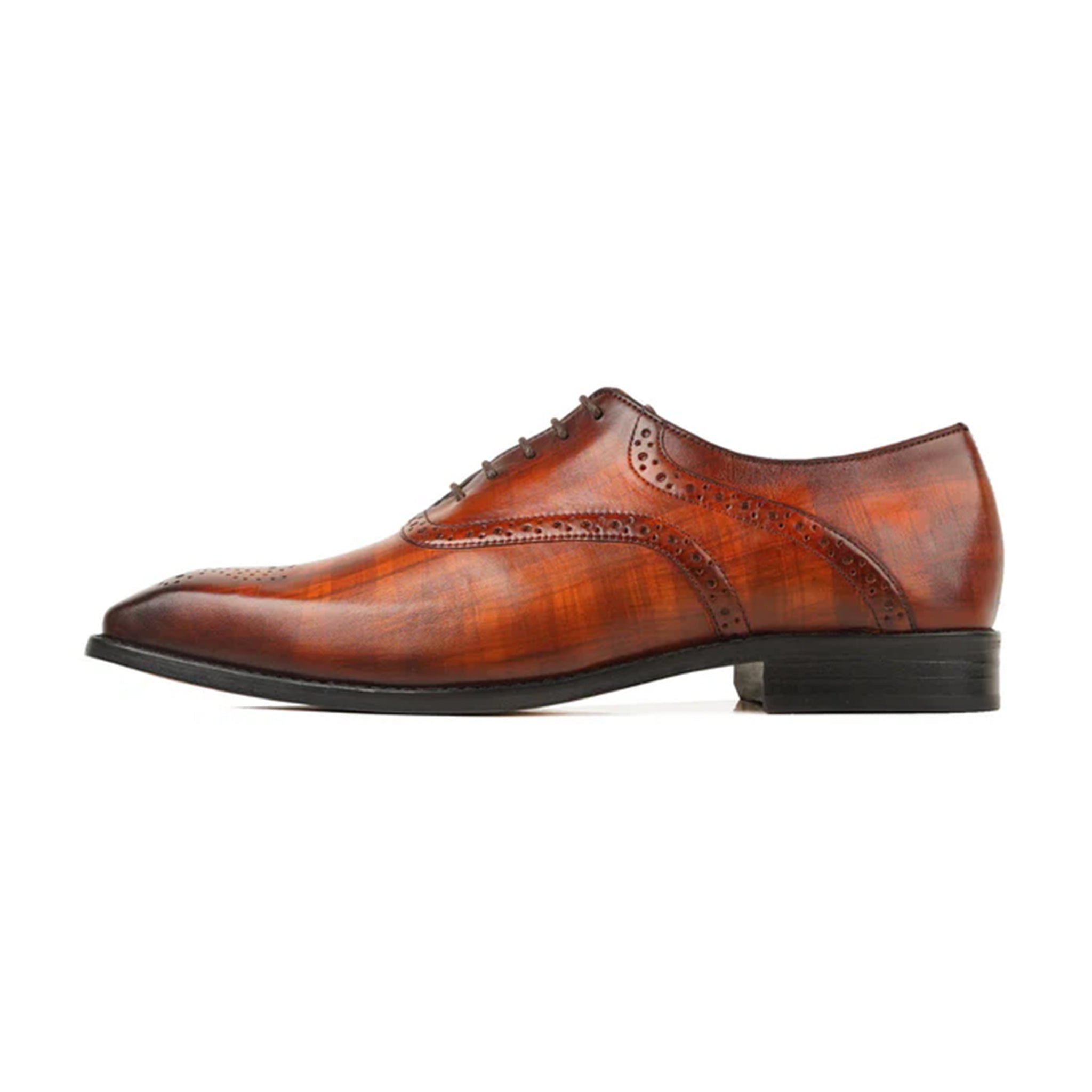 Elegant full-grain leather oxford shoes with classic brogue detailing